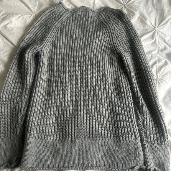 GAP Women’s Gray Crew Neck Sweater with Ribbed Knit - Picture 3 of 3
